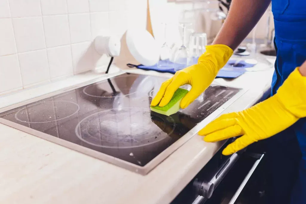 Elimina las marcas blancas de tu placa de cocina con un método económico