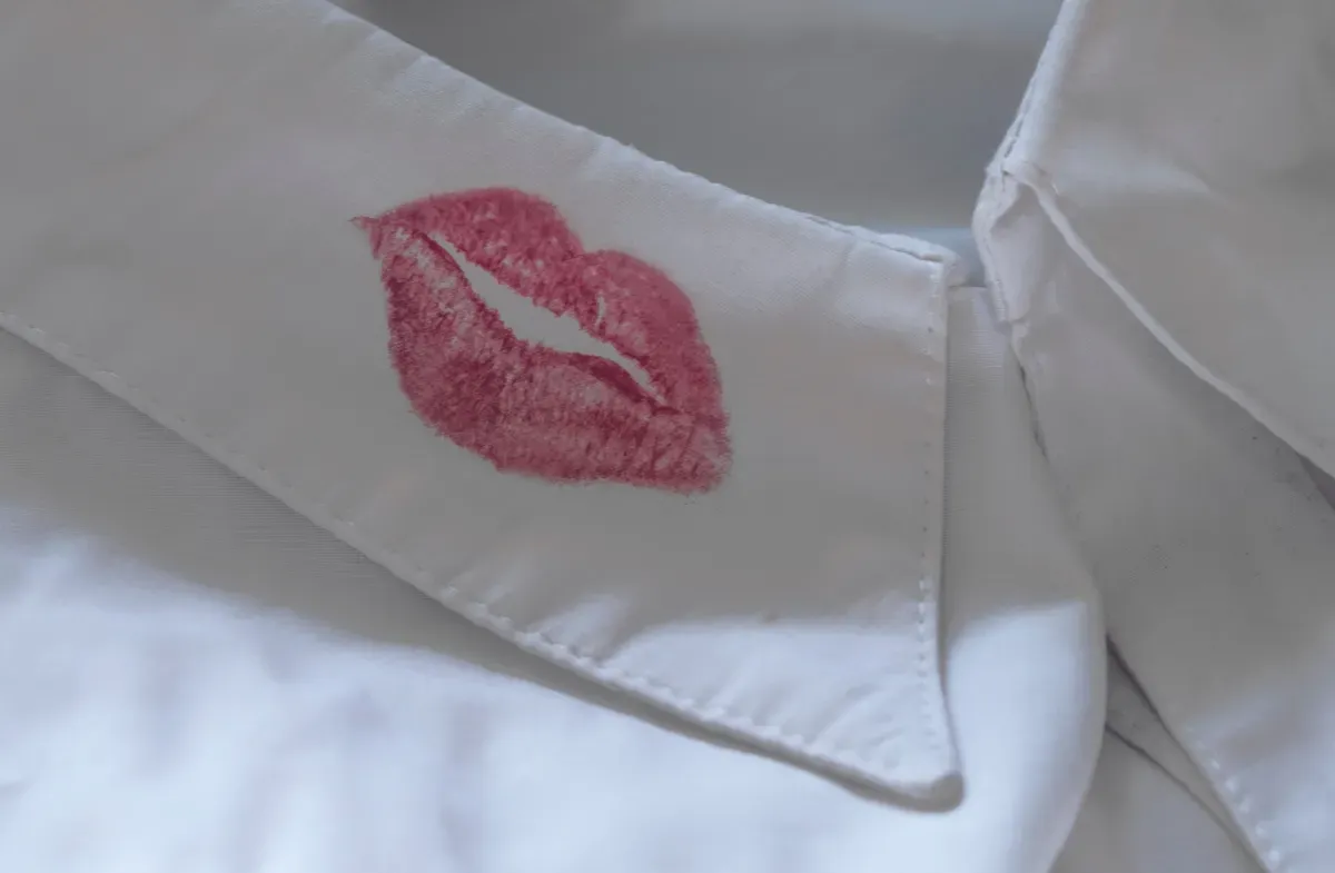 Cómo quitar las manchas de maquillaje de la ropa de forma eficaz